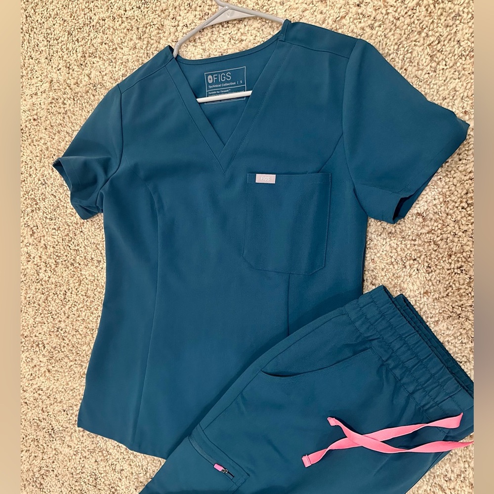 FIGS Slim Catarina Scrub Top